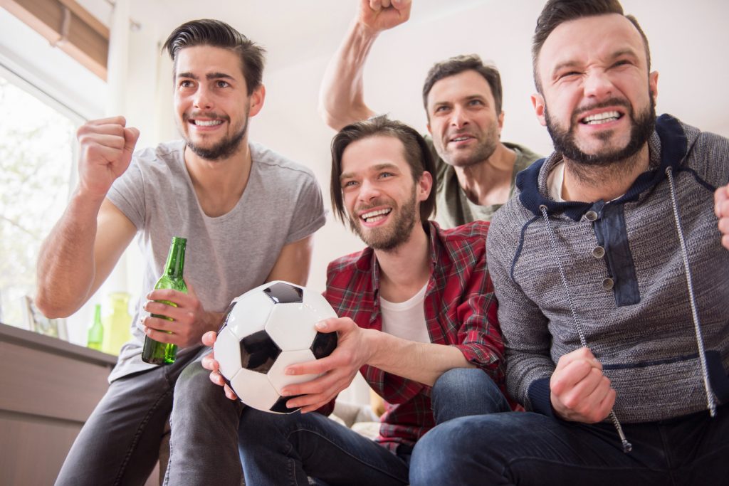 Hombres amigos viendo futbol