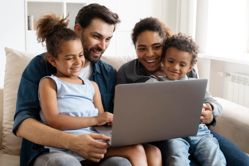 Familia viendo pelicular en su laptop