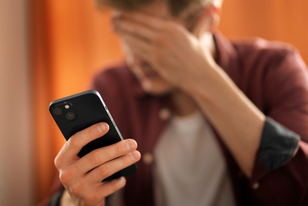 Alerta: Estafas con Multas de Tráfico Falsas a Través de SMS