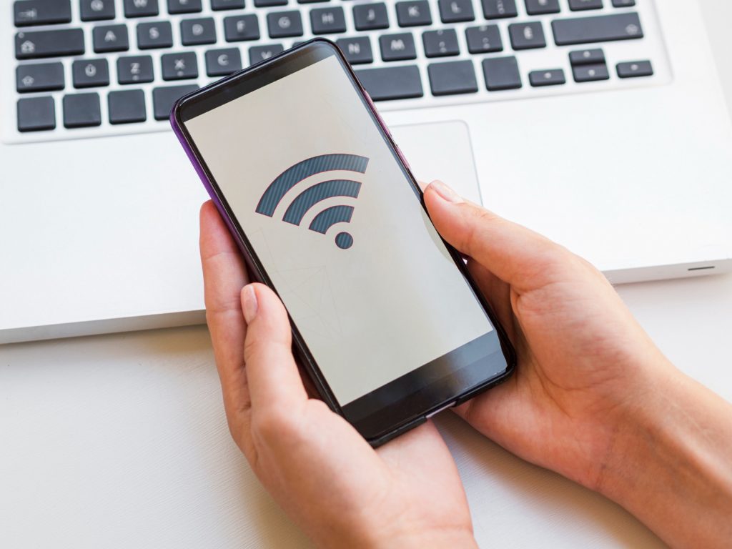 Tres Razones para Desconectar el WiFi al Salir de Casa